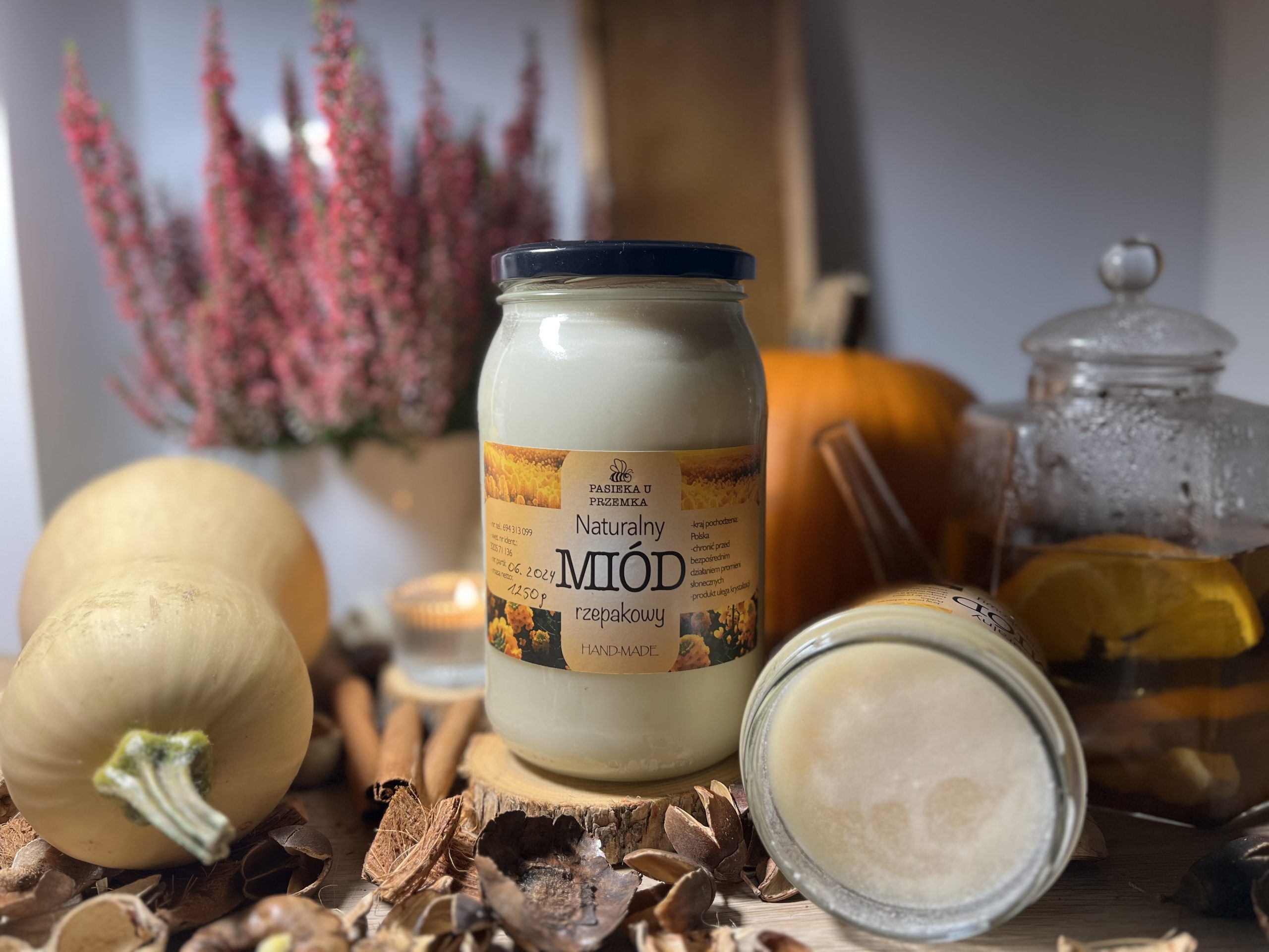 Naturalny miód rzepakowy prosto z pasieki – zdrowy, kremowy i pełen wartości odżywczych.